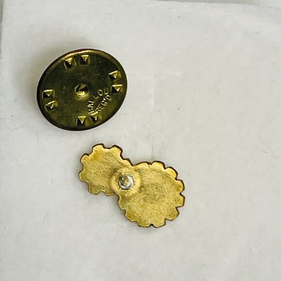 Cub Scouts America Button Lapel Pin Engineering Mechanics Gears Cogs Vintage - Picture 4 of 4